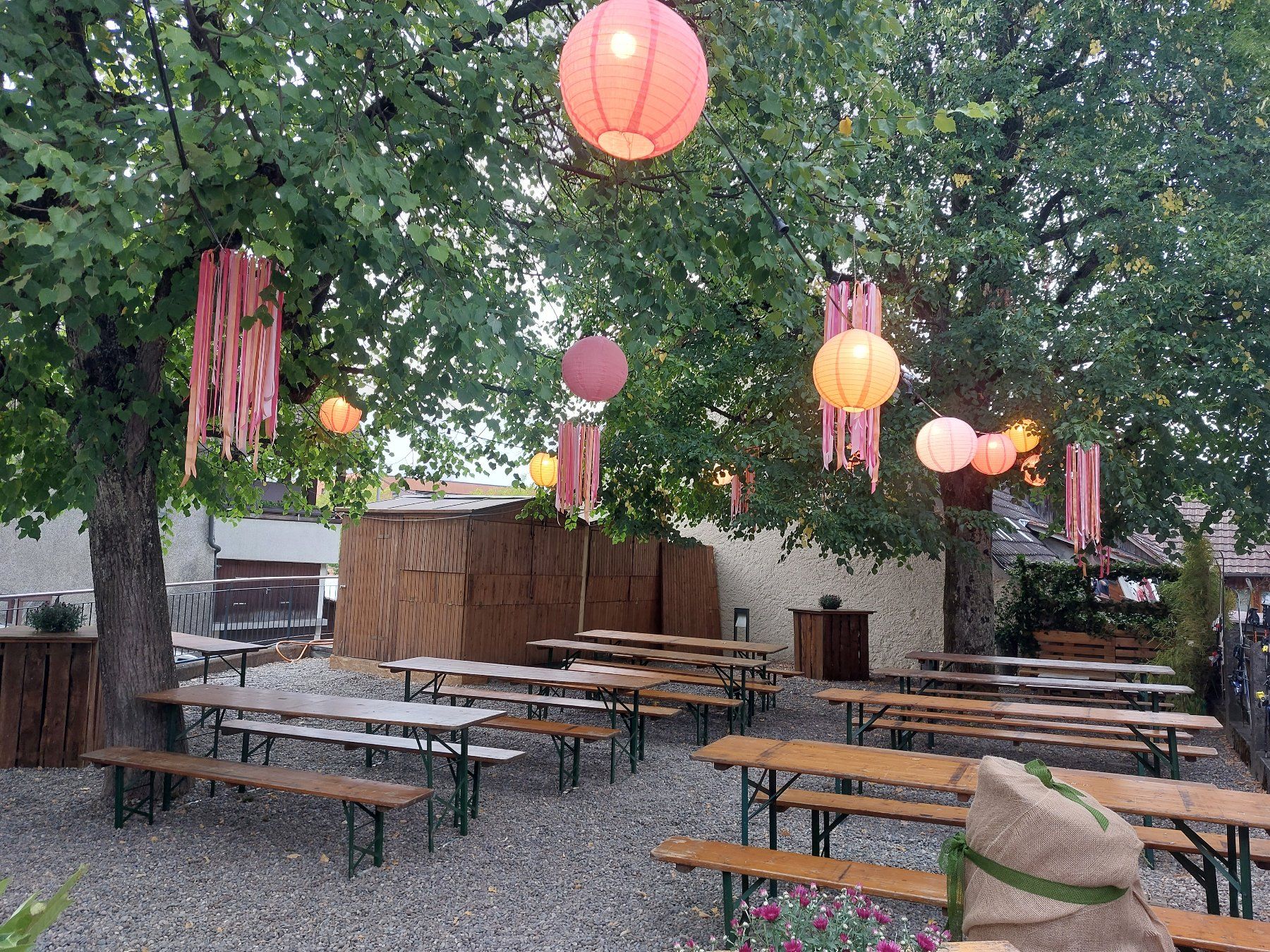 Tutte le decorazioni: STOFFLAMPION + WINDSPIEL – Usato da Gipf - Oberfrick venduto da Esnoopy