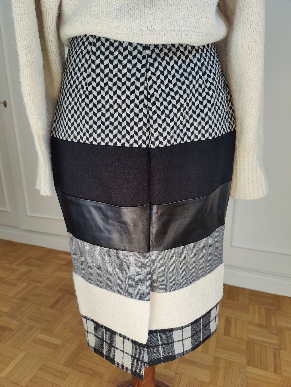 Max Mara Gonne: MaxMara Wool Patchwork Midi Pencil Skirt,  Formal Office – Nuovo (secondo la descrizione) da La Tour-de-Peilz venduto da dAutrefois 2