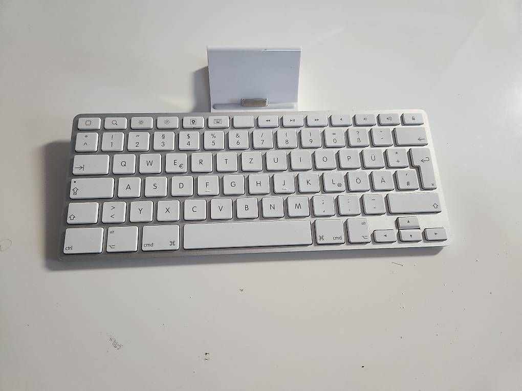 Tastiere: Clavier Apple pour iPad 2 et 3 et iPhone 3, 4, 5 – Usato da Donneloye venduto da ire_767q