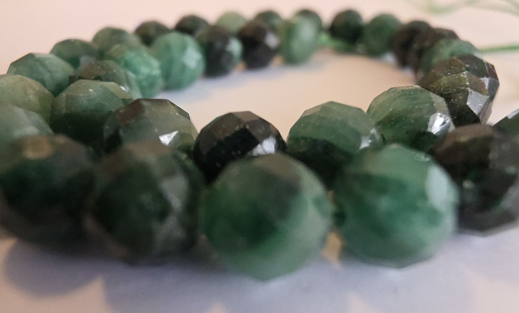 Minerali & Pietre curative: Smaragd (Emerald) facettiert 6mm. Strang – Nuovo e nell'imballaggio originale da Menziken venduto da Mirager 3