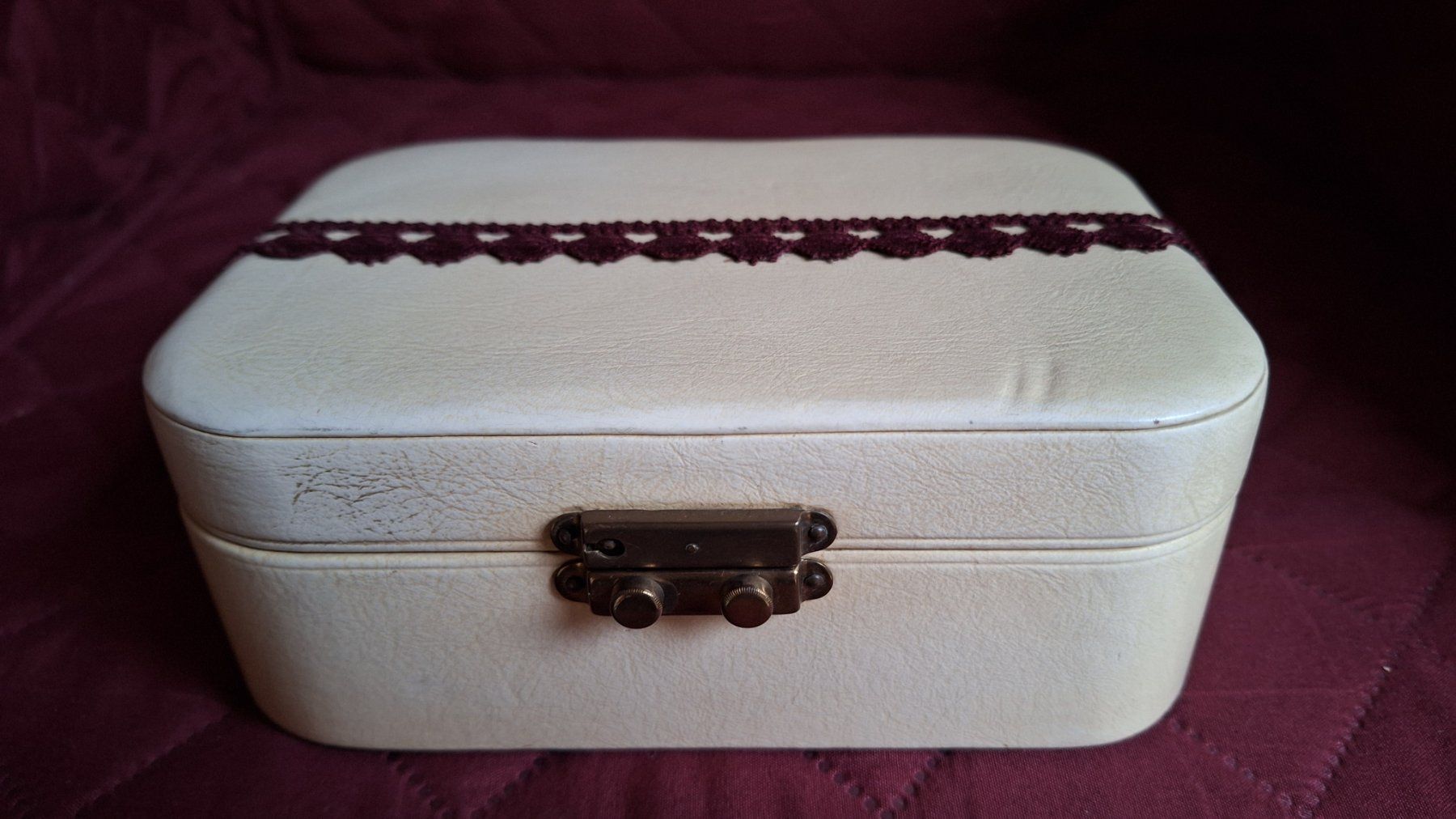 Portagioie: Vintage Schmuckschatulle ,Cremeweiss Lila , mit Einsatz – Usato da Dornach venduto da majo8689 1
