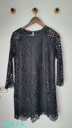 Kleid Zara mit Lochstickerei schwarz Grösse S