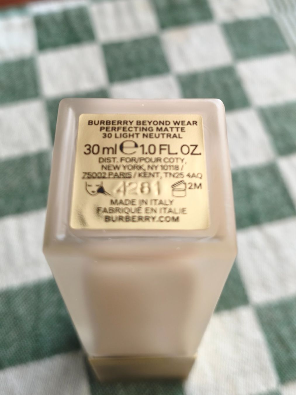 Burberry Make-up: Burberry Makeup Beyond Wear in Light Neutral – Usato da Koblenz venduto da Ivy_Belle 2