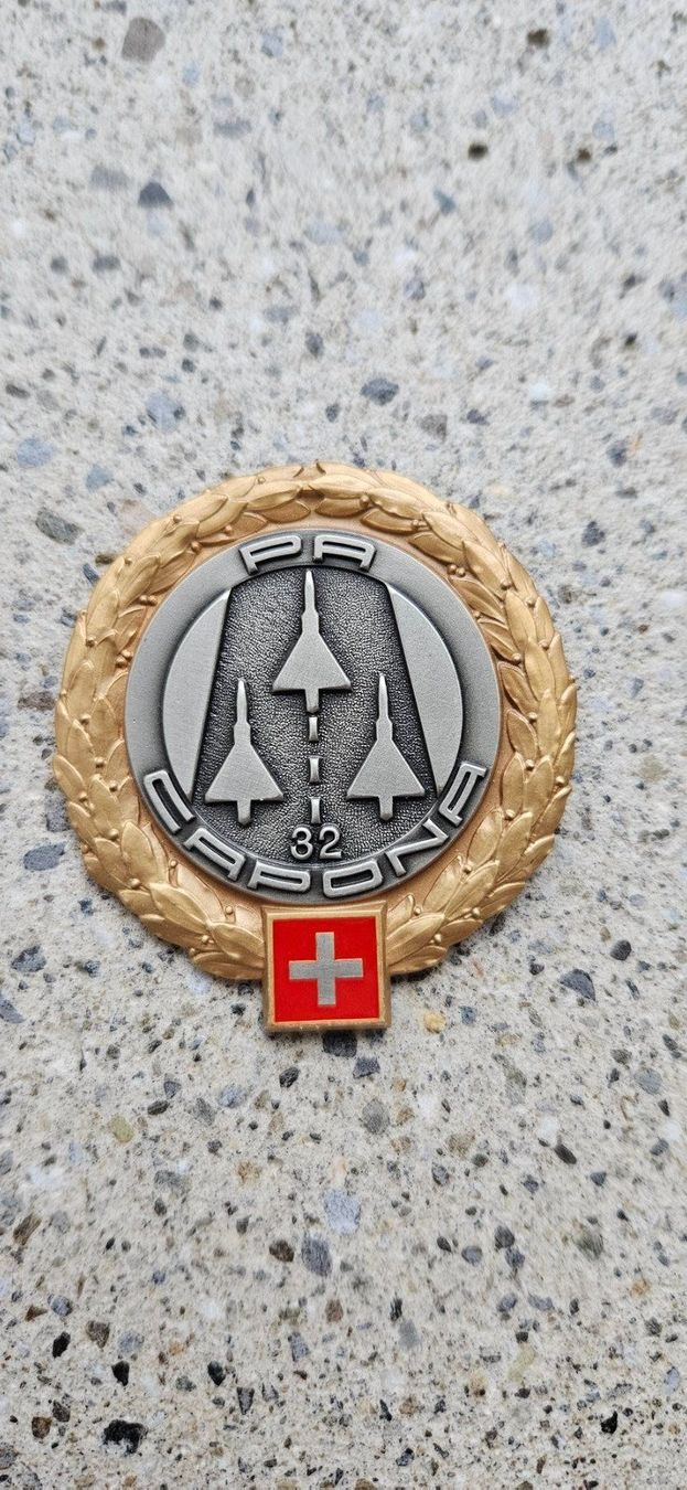 Schweizer Armee Placchette & Badge: *** Beretemblem Gold Offizier Schweizer Armee *** – Nuovo e nell'imballaggio originale da Riedholz venduto da fr_sIruP