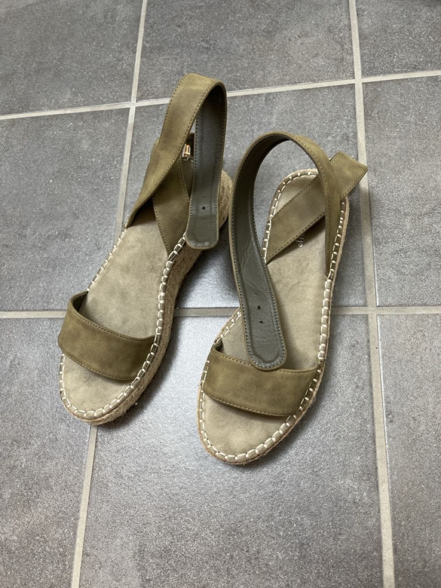 Damenschuhe: Plateausandale About you – Neu (gemäss Beschreibung) aus Grabs von LenaS96