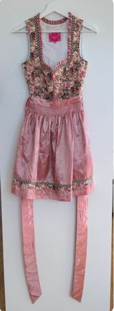 Rosa Dirndl mit Schmuck und Bluse