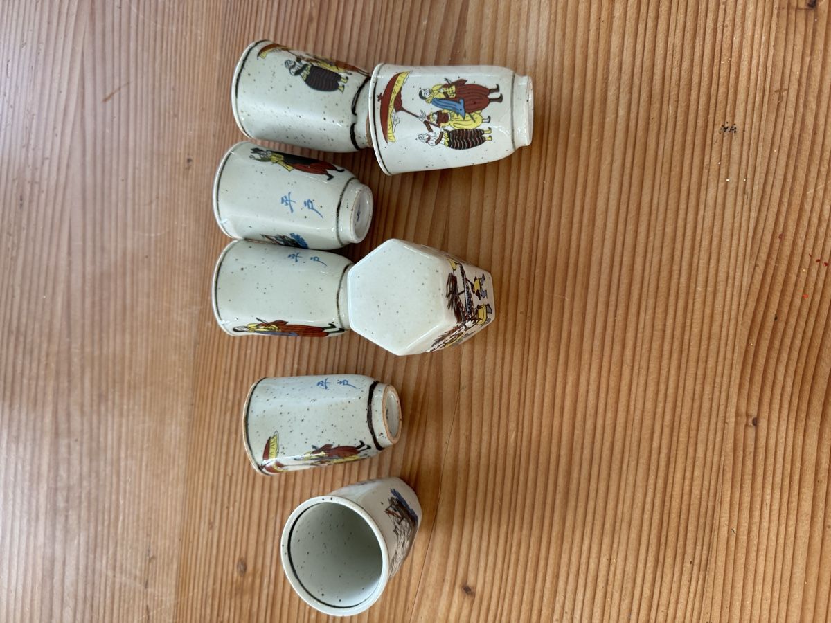Set di piatti: 6 Sake Becher mit Bemalung, mit Dose – Usato da Lanzenhäusern venduto da Galaa 1