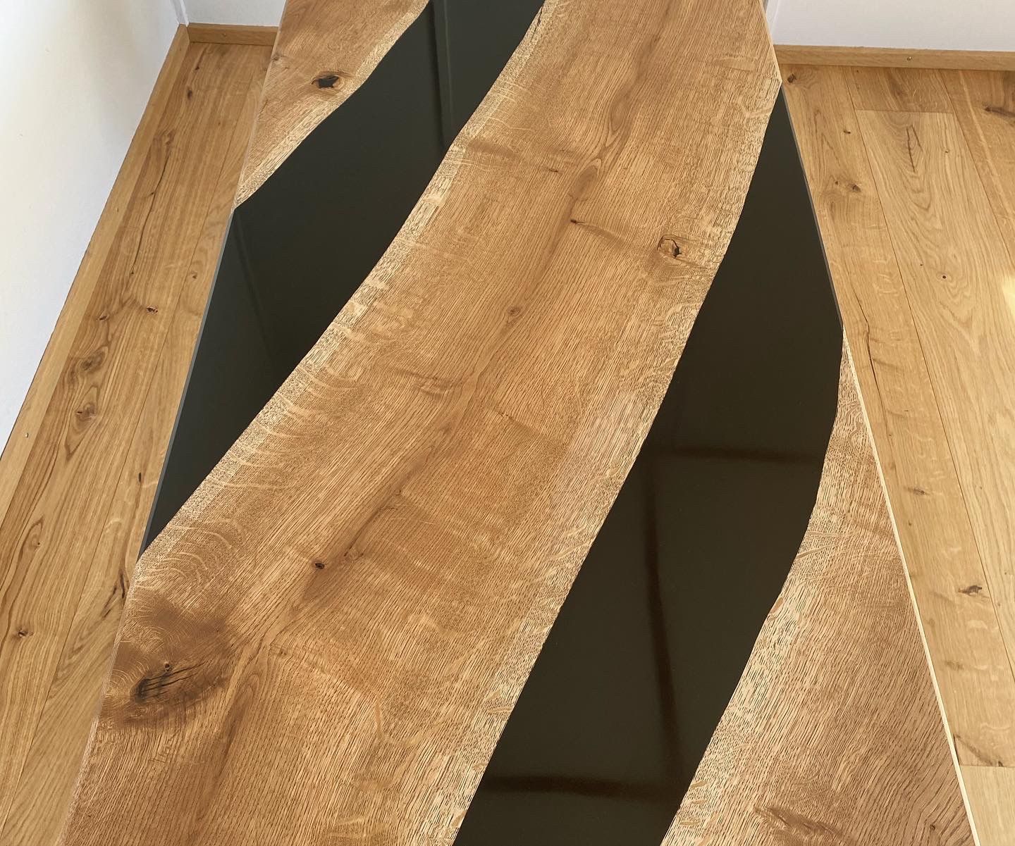 Tische: Epoxy River Table **Tiefschwarz** – Gebraucht aus Niederuzwil von gullipulli 4