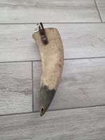 Antikes Pulverhorn aus Horn mit Metallbeschlag oder was auch