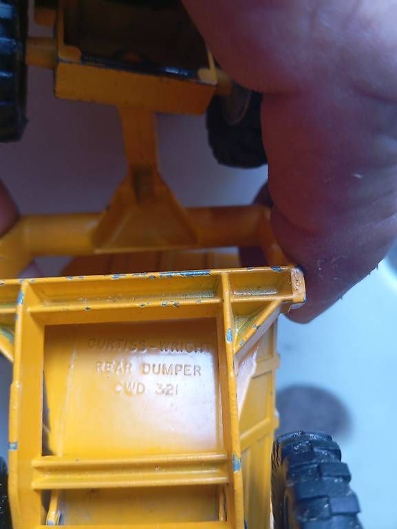 Matchbox Modellautos: Kipplaster gelb 3-achsig CWD 321 bespielt – Gebraucht aus Basel von Petergunn 2