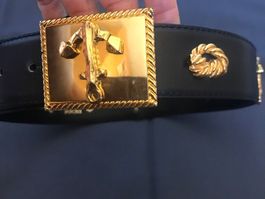 Ceinture Escada cuir noir et or, vintage et élégante