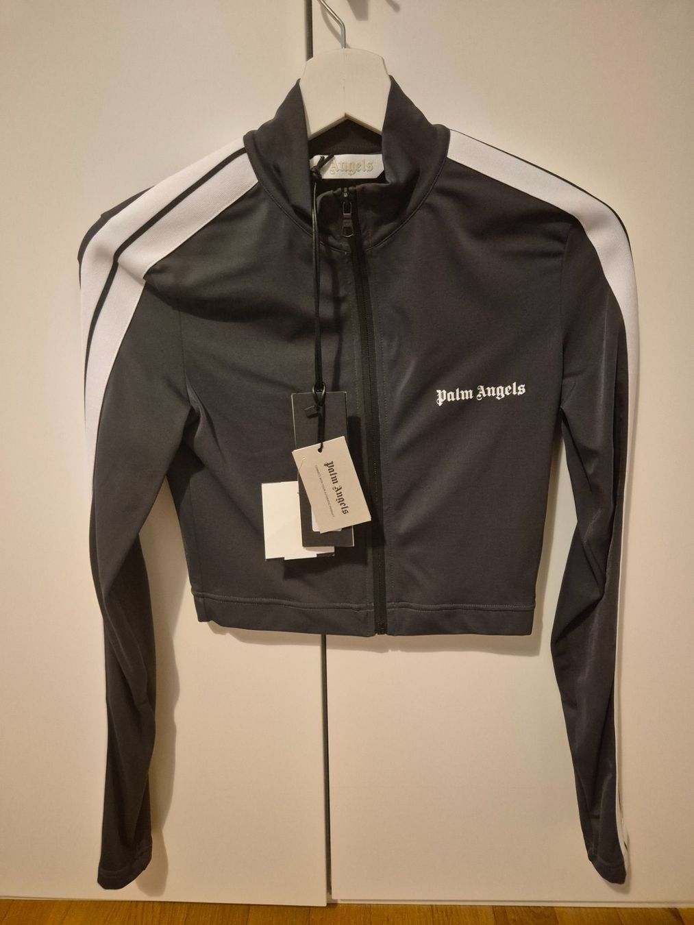 Palm Angels Giacche: Palm Angels Crop Track Jacket – Nuovo e nell'imballaggio originale da St. Gallen venduto da suz_l6zz