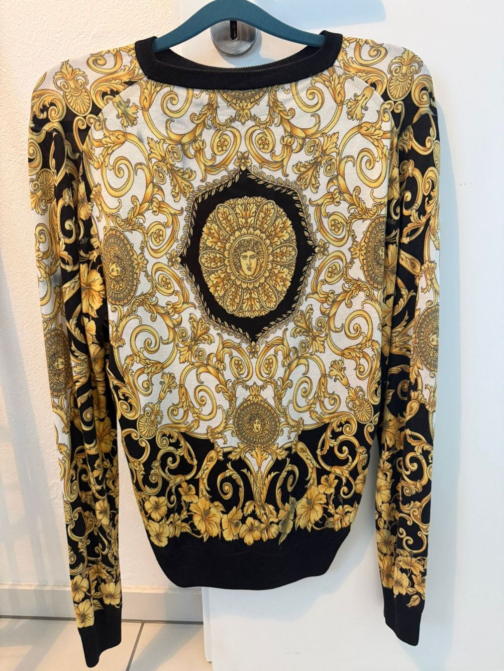 Versace Pulls & Sweat-shirts: NEU Original Versace Pullover Herren Grösse 44 Barockmuster – Neuf (Voir description) à Wangen SZ par yos_27b5 1