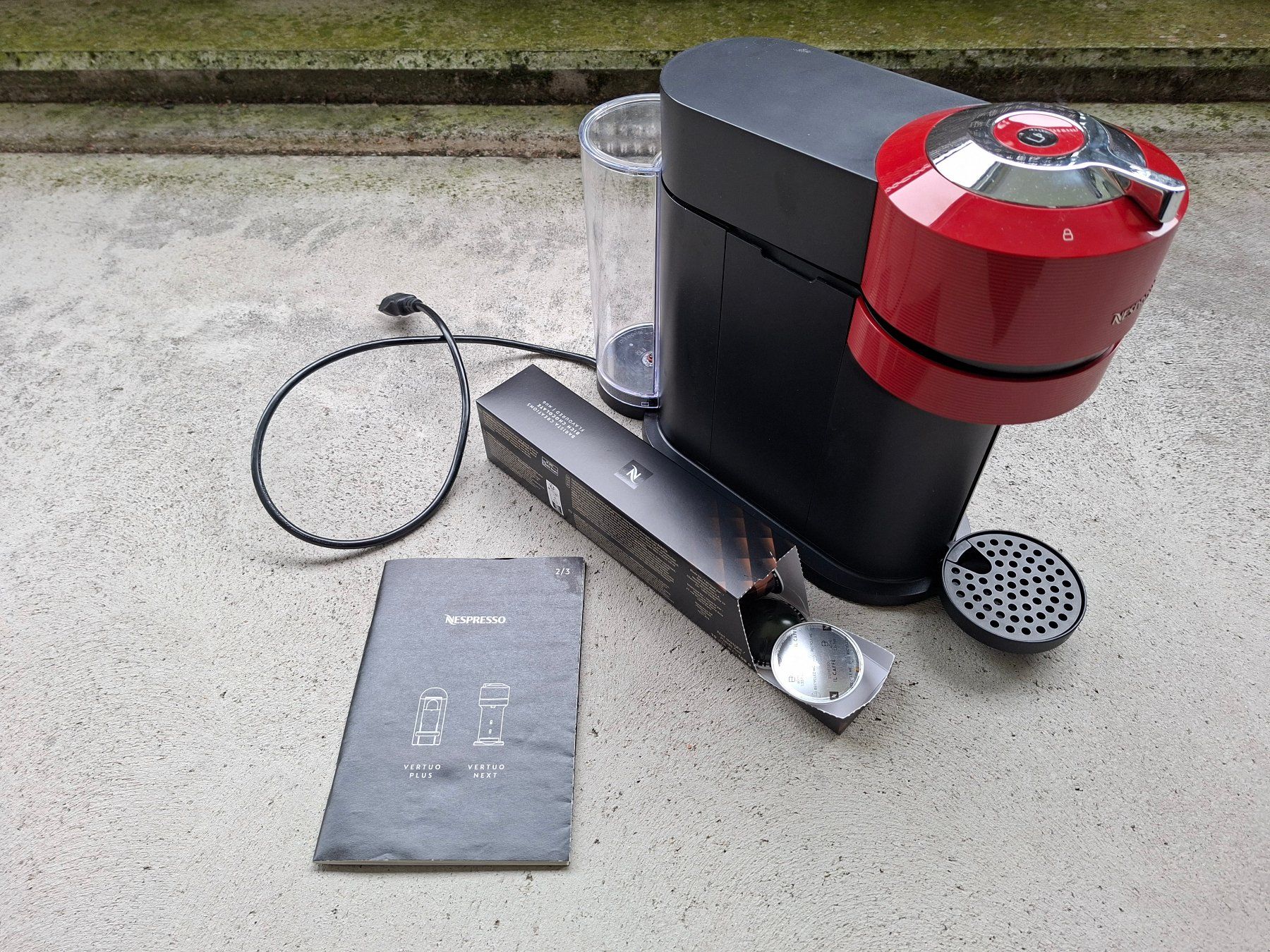 Nespresso Macchine per caffè & Macchine per espresso: Nespresso Vertuo Next Maschine mit einigen Kapseln – Usato da Gretzenbach venduto da RedCarGuy