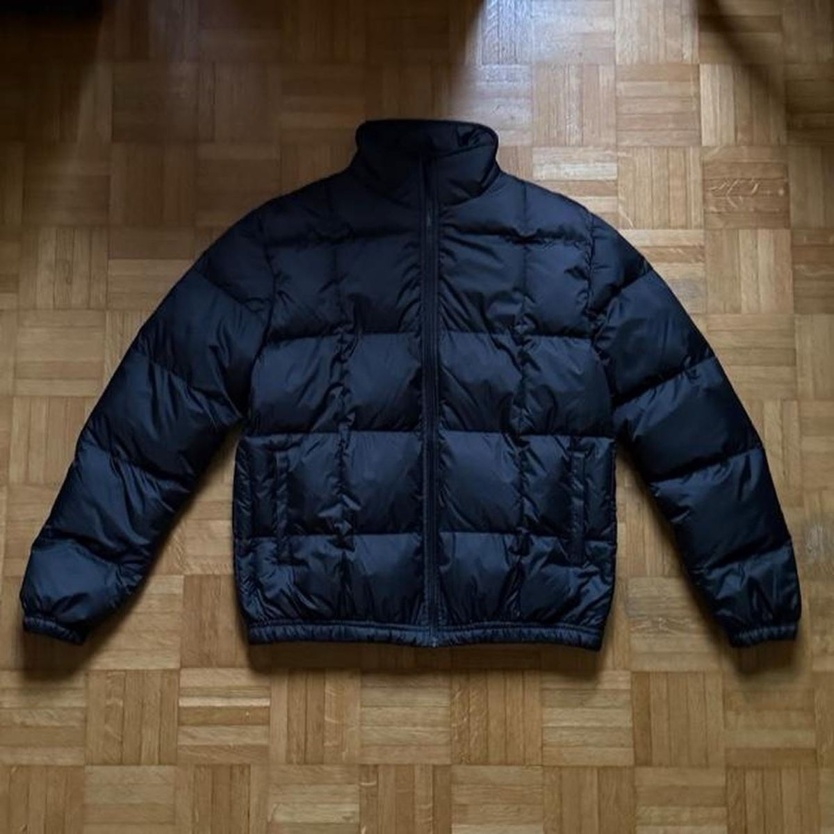 Vestes: Black Shiny Puffer Jacket – Neuf (Voir description) à Zürich par sam_g2zl