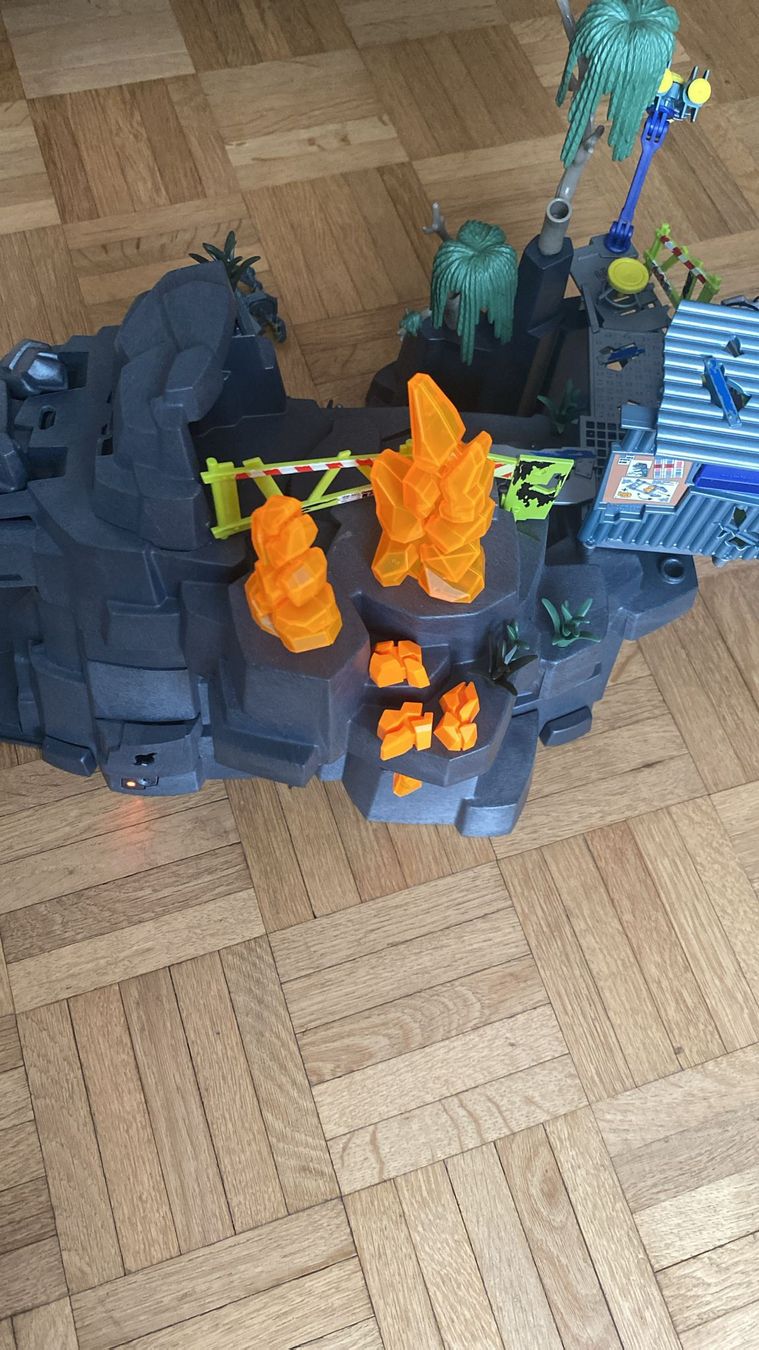 Giocattoli: Team Up Action Figuren Spielset Vulkanbasis vollständig! – Nuovo (secondo la descrizione) da Horgen venduto da Nicolelardi1987 2