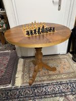Schönes älteres Schachtischli aus Holz, mit Schachfiguren