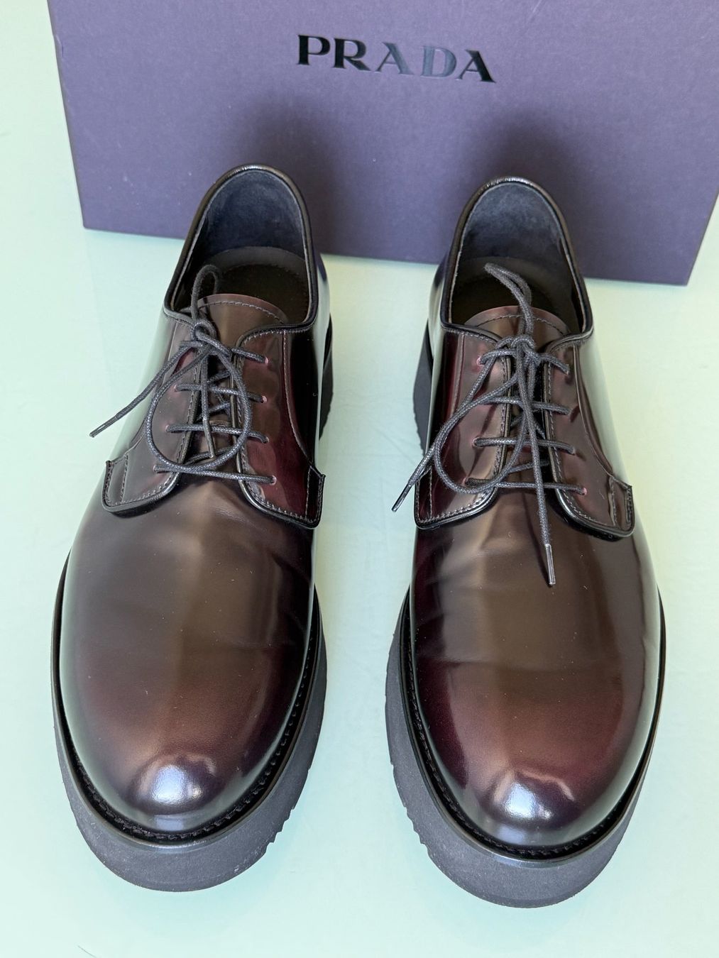 Prada Herrenschuhe: PRADA Heel Logo Brushed Derby Cordovan Leder Schuhe 43 NEU – Neu (gemäss Beschreibung) aus Kreuzlingen von kruezbiz 2
