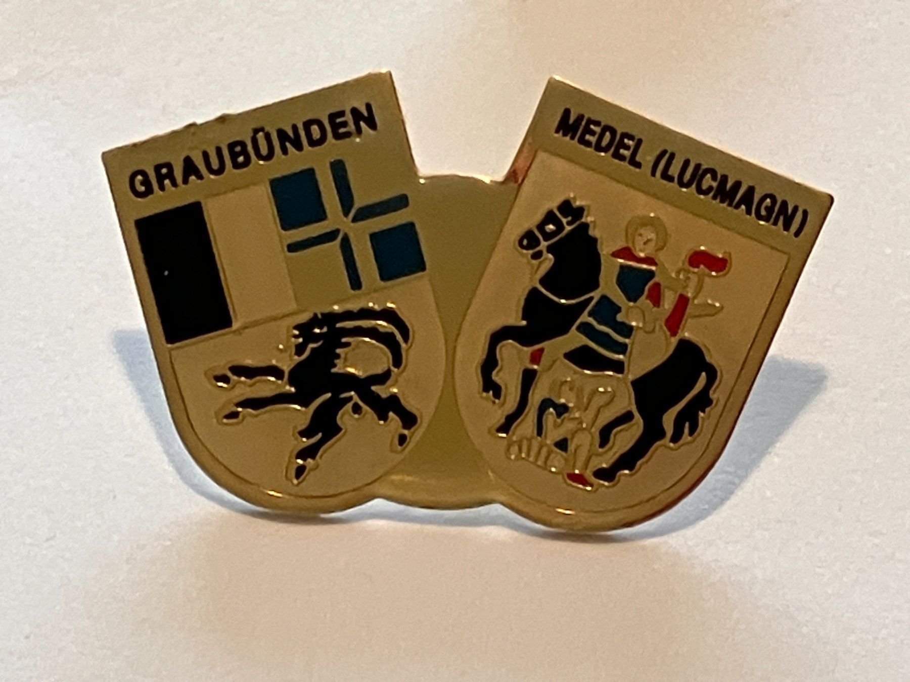 Plaquettes & Badges: 1 Pin Graubünden Medel Lucmagn – D'occasion à Basel par djwwpp