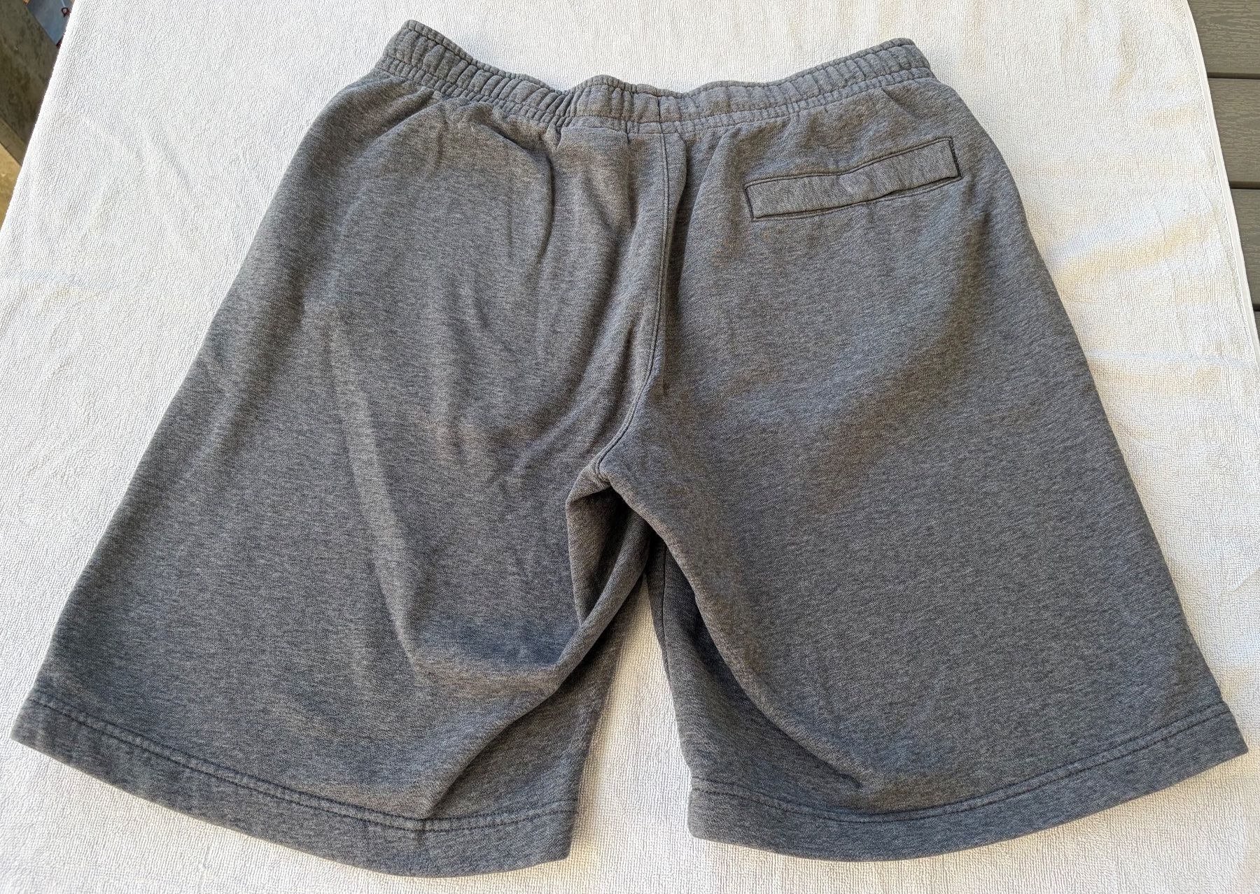 Nike Pantaloni: Nike Trainerhose kurz Grösse M – Usato da Hallwil venduto da maxima2006 1