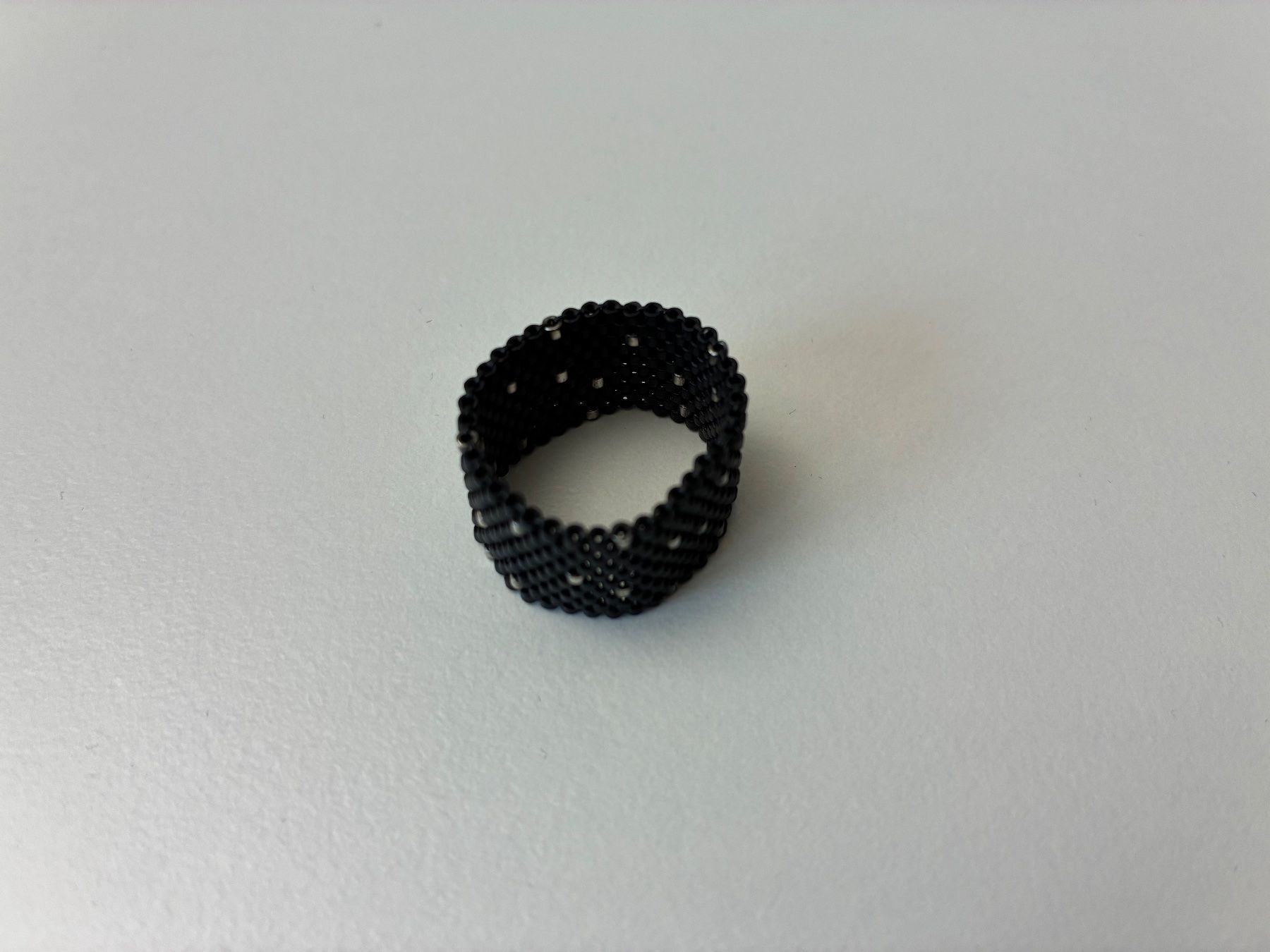 Anelli: Aus Glasperlen gewobener Band-Fingerring – Usato da Adlikon b.Regensdf venduto da S-T-H