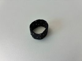 Aus Glasperlen gewobener Band-Fingerring