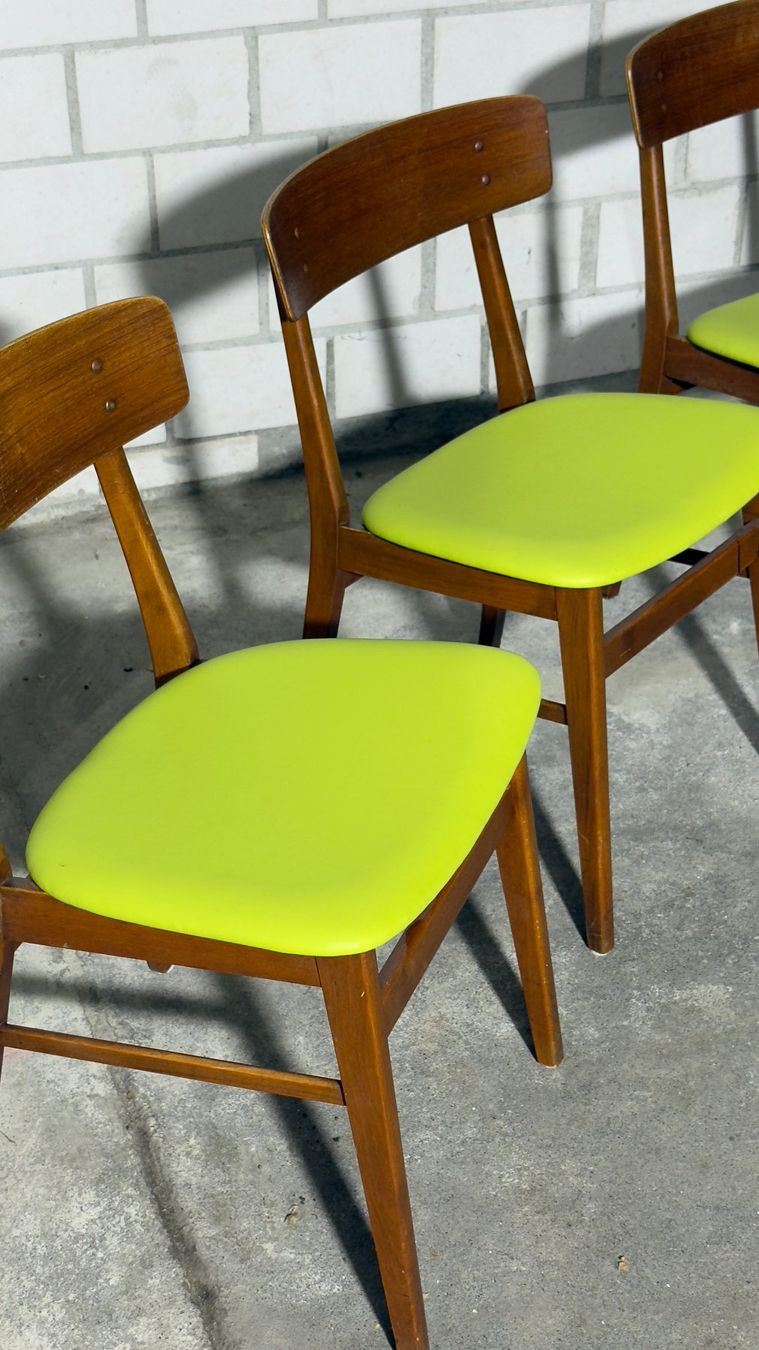Sedie: Set aus vier Mid-Century-Modern-Esszimmerstühlen – Usato da Zürich venduto da Hedwig-steig 2