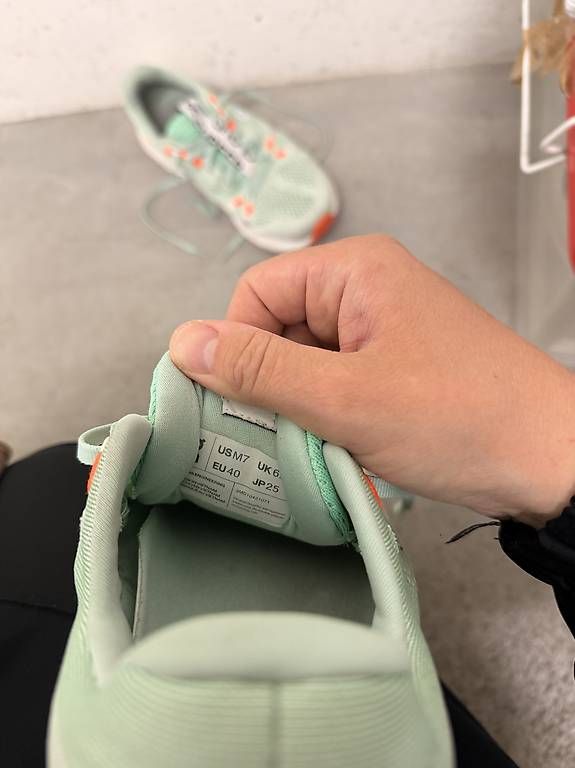 On Scarpe da donna: On Cloud Schuhe Damen 40 Grösse – Usato da Wetzikon ZH venduto da Em_Sa 1