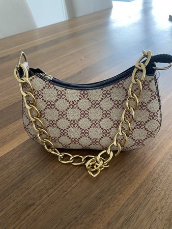 Goldene Detail Handtasche, neuwertig für den Sommer!