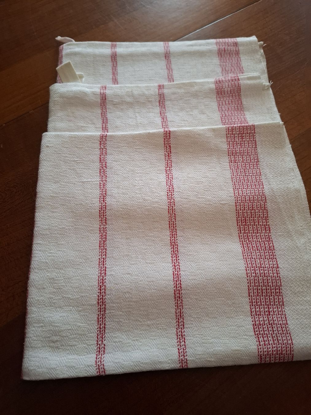 Tessuti: asciugapiatti bianchi a righe rosse 3 pezzi vintage  – Nuovo (secondo la descrizione) da Viganello venduto da sor_dcq8