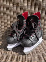 Eishockeyschlittschuhe