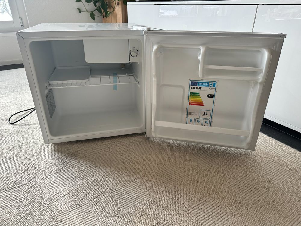 Mini-Kühlschrank mit Schloss & Frostfach 45L Silber KB 46.2