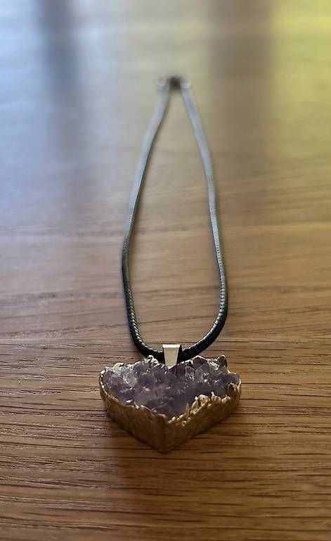 Minerali & Pietre curative: Amethyst-Herz gefasst mit Lederband  – Usato da Basel venduto da Findus78 2