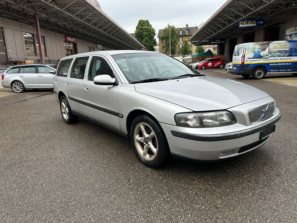 Volvo V70 2.4L