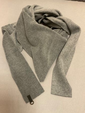Henriette STEFFENSEN Dreieckstuch Schal grau