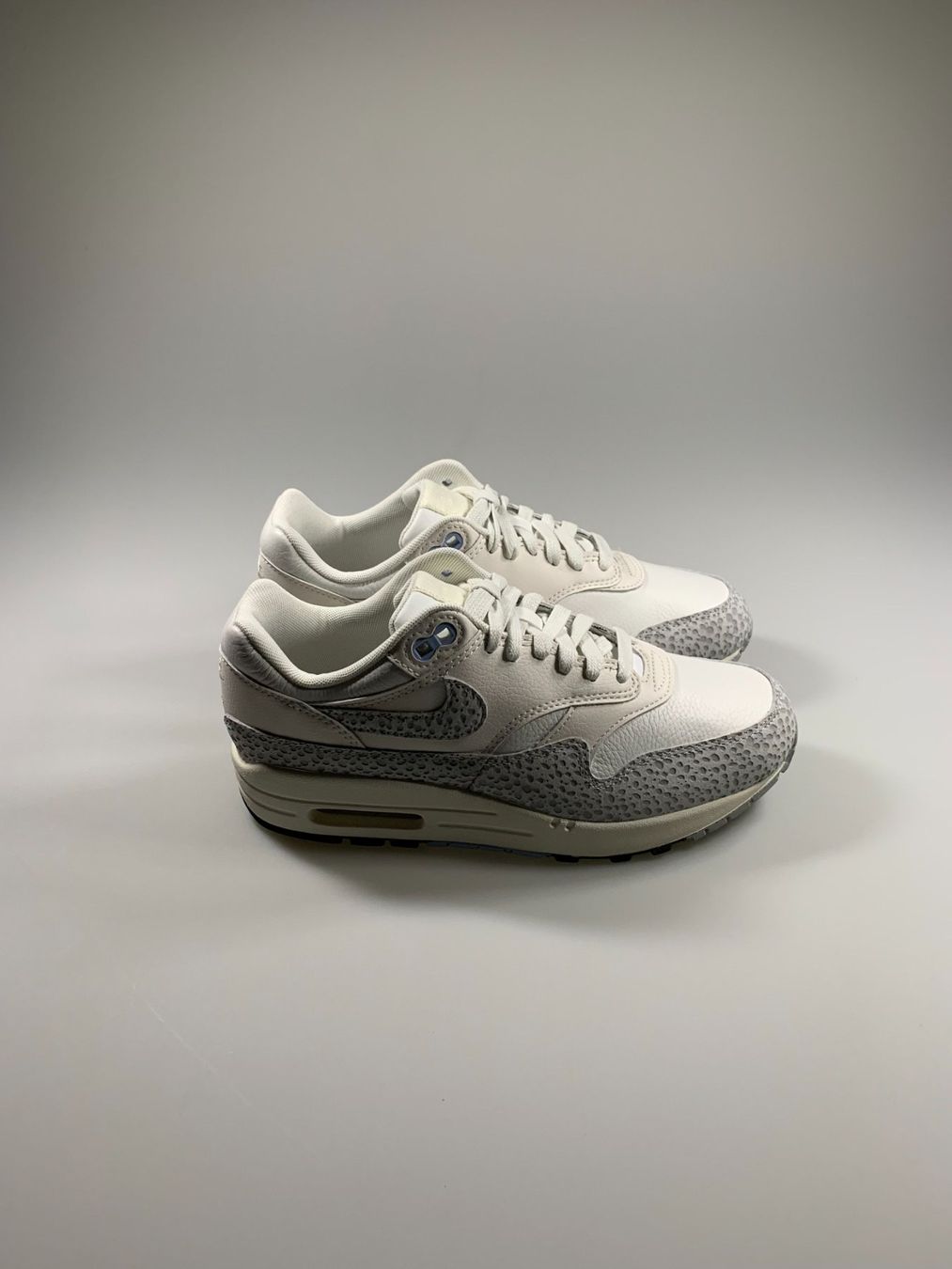 Scarpe da uomo: Nike Air Max 1 Safari Summit White Phantom – Nuovo e nell'imballaggio originale da Thörishaus venduto da SnkrsVie