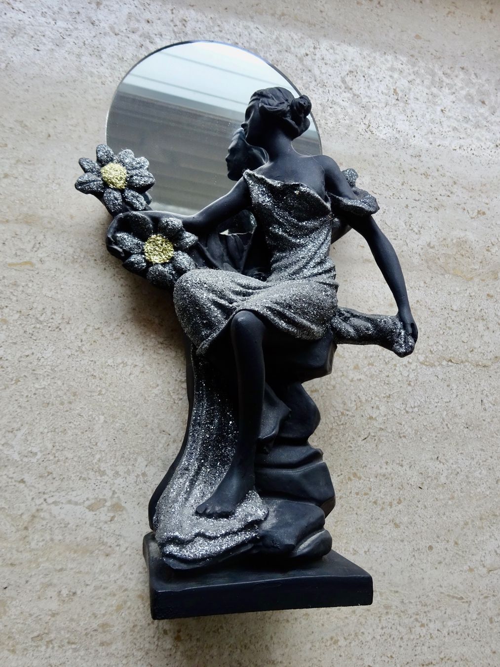 Figuren: Frauenfigur mit Spiegel aus echtem Lava/Vulkanstein ! – Gebraucht aus Kaltbrunn von Wigwam7