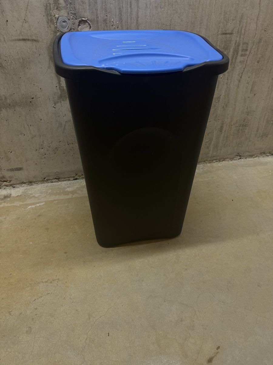 Cestini per rifiuti: Black Rubbish Bin with Blue Lid - Perfect for Spring! – Usato da Zürich venduto da wil_2sm9 1