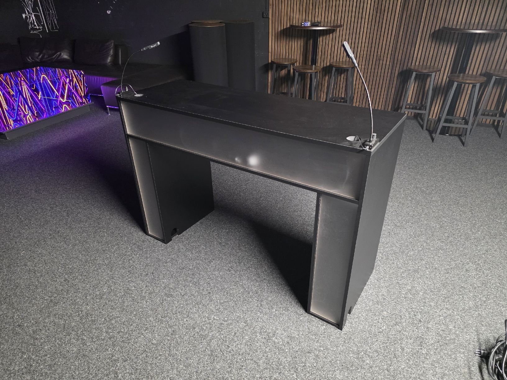 Console di mixaggio: Dj Pult Tisch – Usato da Aarburg venduto da DoubleT
