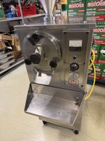 Gelato. Gelateria maschine