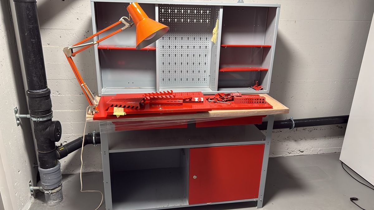 Établis: Werkbank mit Lampe, grau/rot – D'occasion à Luzern par Nicole_Arch 2