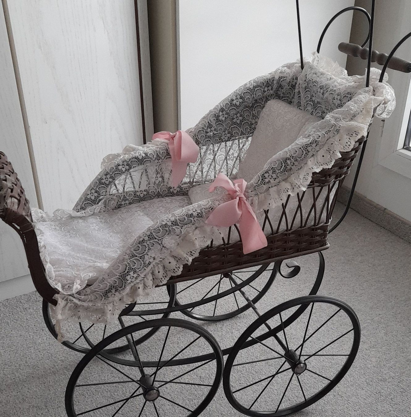 Vintage Puppenwagen aus Korbgeflecht. (Gebraucht) in Hinwil fr CHF 8  nur  Abholung auf Ricardo kaufen