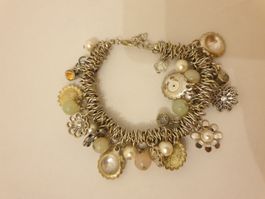 Bracelet fantaisie réglable, perles et breloques fleuries