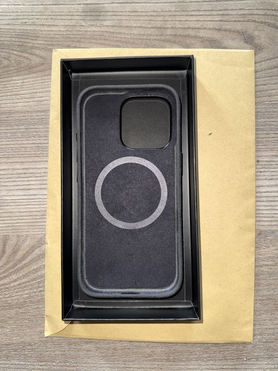 Apple Cover & Protezioni schermo: Iphone 16 Pro Alcantara Hülle – Nuovo e nell'imballaggio originale da Langnau i. E. venduto da gal_bx2v 1