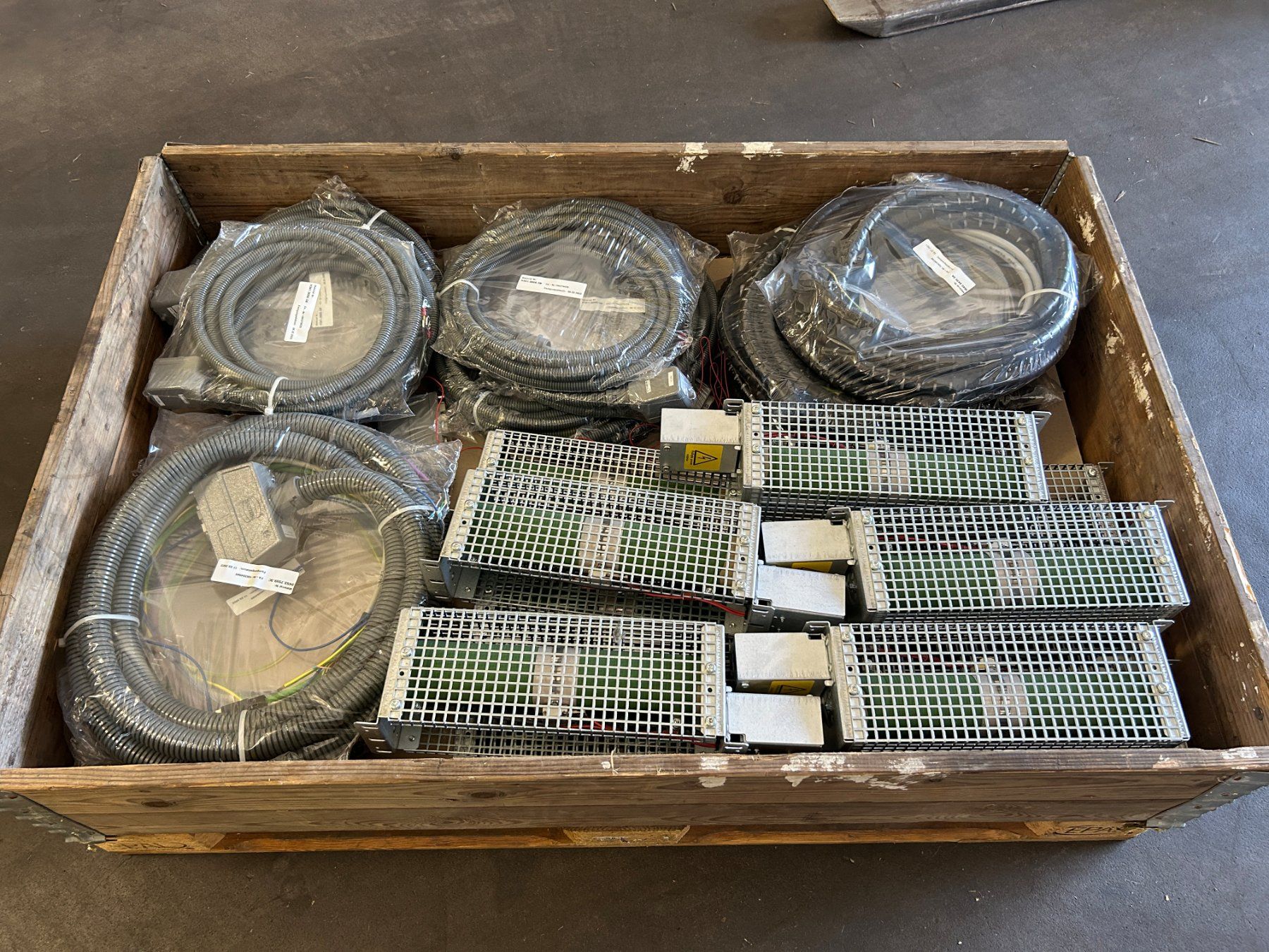 Componenti elettronici: Palette voller Elektromaterial – Nuovo (secondo la descrizione) da Zofingen venduto da Maschinenfabrik