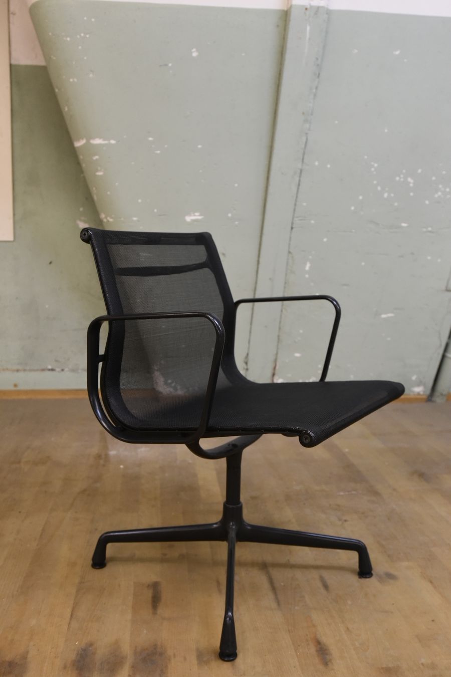 Vitra Sedie: Vitra Eames Aluminium Chair EA 108 Netz Schwarz – Usato da Lichtensteig venduto da Usedinstorecom 1