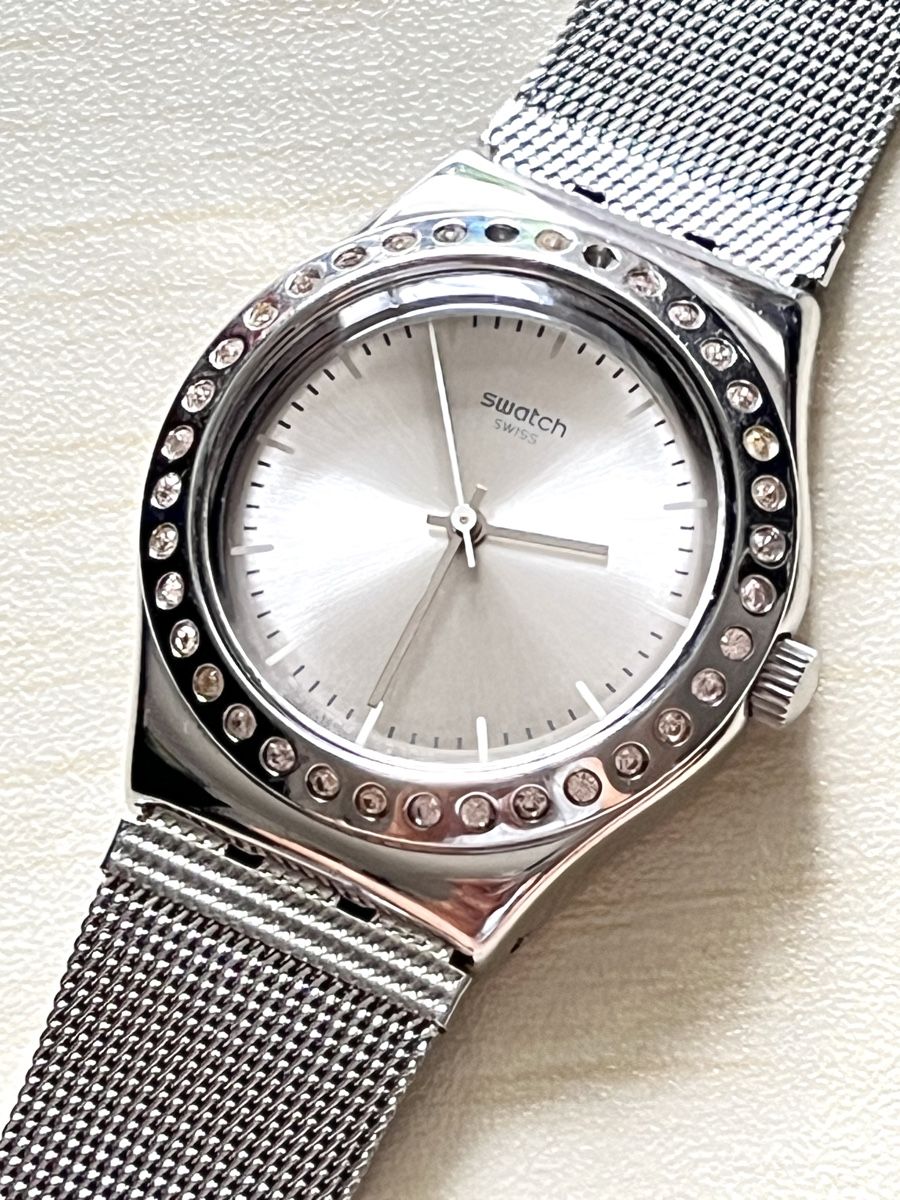 Swatch Uhren: Swatch Damenuhr silberfarben mit Schmucksteinen  – Gebraucht aus Grenchen von chththl