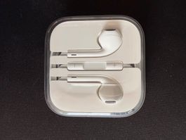 Apple EarPods originaux avec prise jack 3,5 mm.