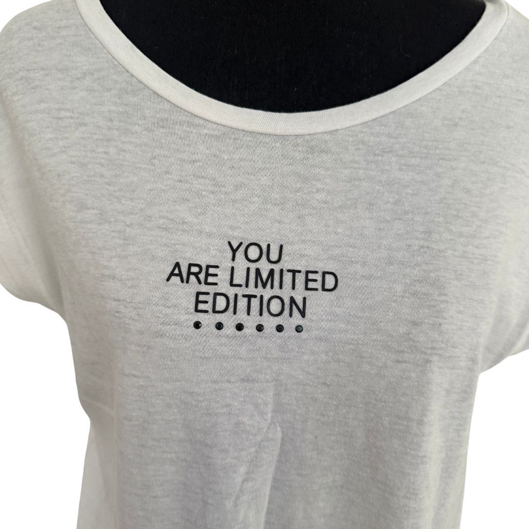 T-shirt: White Minimalist Slogan Tee Oversized S M – Usato da Zofingen venduto da JumpInVintage 2