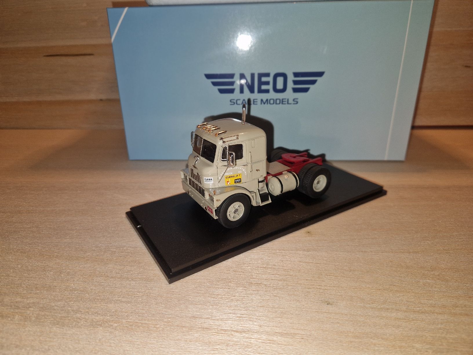 Modellbausätze & Standmodelle: Mack von Neo Scale Models – Neu und originalverpackt aus Zofingen von TR1981